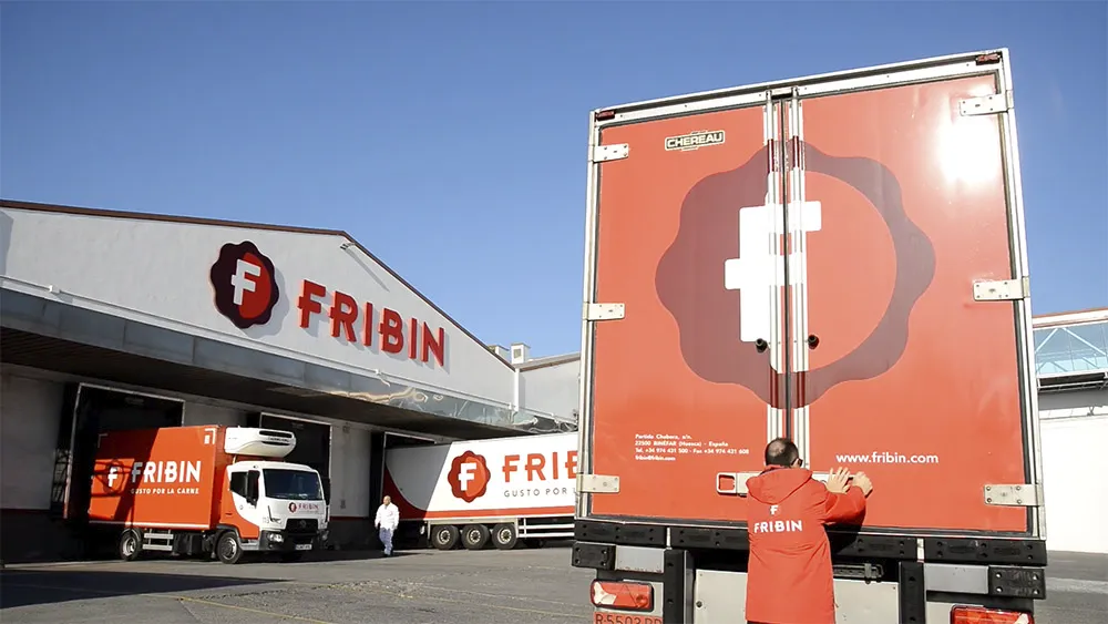 FRIBIN branding identidad visual camiones y fachada