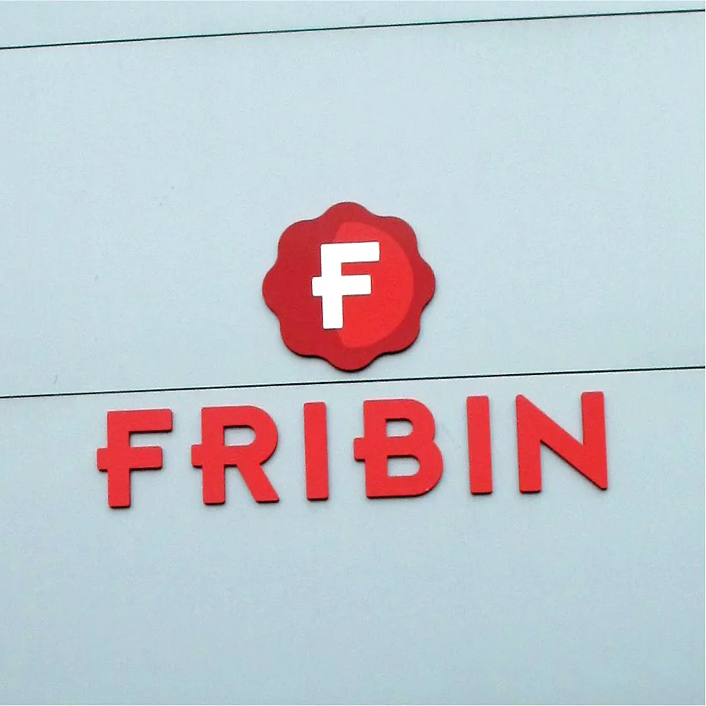 FRIBIN branding logotipo en fachada