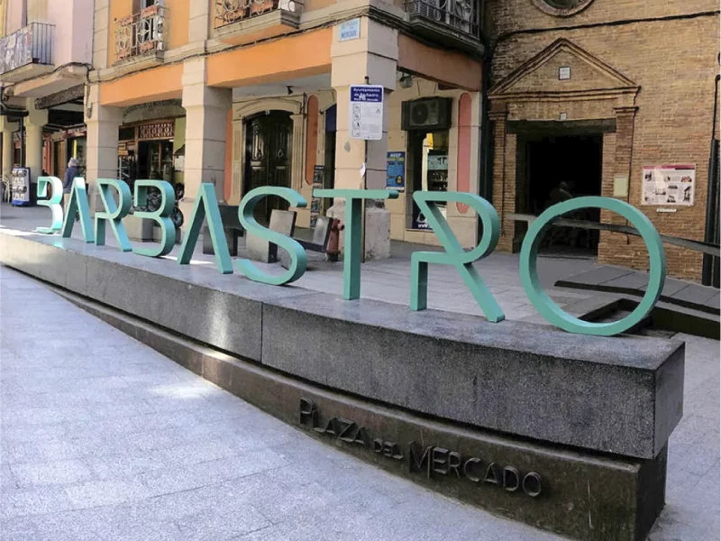 Ayuntamiento de Barbastro publicidad letras corpóreas Plaza del Mercado